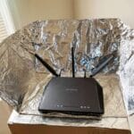 De ce trebuie să pui o folie de aluminiu în spatele router-ului wifi. Puțini români cunosc motivul