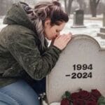 La înmormântarea soțului meu, am zărit o bătrânică ciudată ținând în brațe un bebeluș micuț