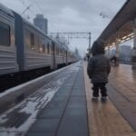 Am găsit un băiețel singur la stația de metrou care m-a rugat să îl ajut să-și găsească părinții  Rachel aștepta la stația de metrou prietena ei, Mia, când a observat un băiețel care părea pierdut. Apropiindu-se de el, și-a dat seama că situația era mult mai complicată decât părea la prima vedere.  Eram pe peronul stației de metrou, verificând telefonul pentru a mia oară. Prietena mea, Mia, întârziase ca de obicei, dar astăzi parcă întrecea măsura. Plănuisem să mergem la un magazin second-hand pentru a găsi ținute pentru o petrecere ce urma.  Privind în jur pentru a-mi trece timpul, am observat un băiețel.  Nu avea mai mult de șapte sau opt ani și stătea singur pe o bancă. Ochii îi erau mari, iar în brațe ținea strâns un iepuraș de pluș uzat.  Deși nu mă consideram o persoană maternă, ceva la el m-a mișcat profund.  „Bună, micuțule,” i-am spus apropiindu-mă de el. „Te-ai pierdut? Aștepți pe cineva?”  Băiatul s-a uitat la mine, cu ochii plini de speranță și teamă.  „Nu-mi găsesc părinții,” a șoptit. „Nu știu unde să merg, așa că stau aici.”  Inima mi s-a strâns de mila lui.  „Vrei să te ajut să-i găsești? Putem merge la poliție să cerem ajutor.”  Ochii băiețelului s-au mărit și mai mult.  „Nu! Te rog, nu merge la poliție!” a exclamat, vizibil agitat.  M-am așezat pe bancă lângă el, sperând să-l liniștesc.  „De ce nu?” l-am întrebat blând. „Doar pentru a cere ajutor.”  „Pentru că poliția îi caută pe părinții mei,” a spus trist. „Uneori părinții mei sunt nevoiți să fure mâncare pentru a mă hrăni. Din cauza asta, poliția îi caută. Nu suntem oameni răi… doar avem nevoie de ajutor.”  Am ezitat, nesigură cum să gestionez situația. Puteam înțelege disperarea unor părinți care încalcă regulile doar pentru a-și hrăni copilul. Cu siguranță, era un sentiment de dreptate în asta.  „Bine,” i-am spus ferm. „Nu mergem la poliție. Dar hai să vedem dacă îi putem găsi. Unde crezi că ar putea fi?”  Băiețelul și-a întors privirea rapid, iar gândurile lui păreau să vină și să plece cu repeziciune.  „Uneori merg în parc,” a spus. „Putem merge acolo? Poate îi găsim.”  „Desigur,” i-am răspuns. „Cum te cheamă, apropo?”  A zâmbit larg la întrebare.  „Tommy,” a spus. „Și pe tine?”  „Rachel,” i-am răspuns. „Îmi pare bine să te cunosc, Tommy. Hai să mergem.”  Am mers împreună spre parcul din apropiere, Tommy ținând strâns iepurașul de pluș și mâna mea. Pe măsură ce ne plimbam prin parc, ochii lui s-au luminat la vederea unui stand de popcorn.  „Vrei?” l-am întrebat, simțind entuziasmul din privirea lui.  „Da, te rog!” a spus, sărind de pe un picior pe altul.  Am zâmbit și i-am cumpărat o pungă.  „Poftim, dragule,” i-am spus.  Am continuat să căutăm prin parc, dar părinții lui nu erau nicăieri.  „Nu sunt aici,” a spus el, cu fața căzând.  Părea pe punctul de a plânge.  „Unde mai merg ei?” l-am întrebat, încercând să păstrez o urmă de speranță pentru el.  „Uneori merg la mall pentru a strânge resturi de mâncare de la food court,” a spus.  „Bine, hai să încercăm la mall,” i-am spus, ducându-l înapoi la metrou.  La mall, ochii lui Tommy s-au mărit la vederea sălii de jocuri.  „Wow,” a spus. „Nu am mai văzut așa ceva. Ce sunt acestea?”  Nu am putut rezista privirii lui pline de dorință.  La mall, ochii lui Tommy s-au mărit la vederea sălii de jocuri.  „Wow,” a spus. „Nu am mai văzut așa ceva. Ce sunt acestea?”  Nu am putut rezista privirii lui pline de dorință.  „Scuzați-mă, domnișoară,” a spus unul dintre ei. „Băiețelul acela este cu dumneavoastră?”  „Da,” am răspuns, cu inima strânsă. „De ce întrebați? Încercăm să-i găsim părinții.”  „Acest băiat a fugit de la familia lui adoptivă în această dimineață,” a spus celălalt polițist blând. „Trebuie să-l ducem înapoi acasă.”  Povestea continuă cu emoție și prietenie, transformând o întâlnire întâmplătoare într-o relație care schimbă vieți. Ce ai fi făcut în locul meu?