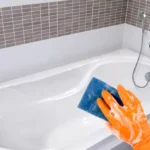 Cum să albești cada rapid, fără clor sau înălbitor. Trucul secret folosit în hoteluri ca să arate impecabil ani la rând