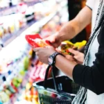 Mâncarea de insecte, pe raftul supermarketurilor din România! Clienții trebuie să fie atenți la etichetele produselor alimentare
