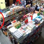 Ce a pățit acest tânăr, după ce a furat o șampanie Moet dintr-un magazin din Vaslui