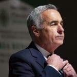 BREAKING Candidatura lui Călin Georgescu, respinsă de Biroul Electoral Central / Violențe în fața BEC, susținătorii lui Georgescu scandează ”Jandarmeria apără hoția”. O parte din protestatari s-au urcat pe ziduri – VIDEO