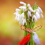 1 martie. Tradiții neștiute de Mărțișor. De ce se pune în piept snurul alb cu roșu