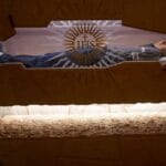 Cine este Carlo Acutis, sfântul în hanorac și blugi. Mii de oameni se roagă la rămășițele sale pământești