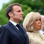 Imagini virale cu Emmanuel Macron, pălmuit de Brigitte Macron, în ușa avionului prezidențial, la sosirea în Vietnam. Reacția Palatului Élysée: "O glumă între soți"