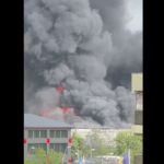 Incendiul de proporții din București este de nestăvilit. Flăcările s-au extins pe 1.200 de mp.