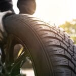 Motivul pentru care nu ar trebui să mergi niciodată cu anvelopele de iarnă pe timpul verii