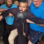 Preot din Moldova, atacat și scos cu forța din biserică de credincioși. De la ce a pornit revolta oamenilor