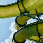 O fetiţă a murit după ce a alunecat într-un tobogan cu apă