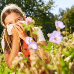 Ce este febra fânului. Cum se tratează și ce trebuie să faci în plin sezon pentru a scăpa de probleme