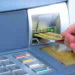 Nu mai retrage bani de la bancomat dacă ai un asemenea card! Ce se întâmplă atunci când faci acest lucru