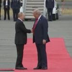 Summit istoric Trump-Putin. Cei doi lideri au dat mâna pe covorul roşu, pe pista aeroportului