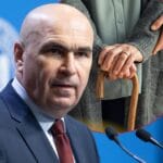 O bunicuța de 81 de ani rămâne fără asigurare medicală. Cum poate să-și păstreze accesul la servicii medicale după legea adoptată de cabinetul Bolojan.