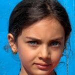 Florina, fetița cu chip de înger și ochi ca safirul. Povestea cutremurătoare a copilului părăsit de tată