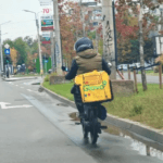 Ce au ajuns să scrie pe ghiozdane livratorii de la Glovo. O fac de teama rasismului