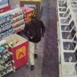 Un hoţ deghizat în vrăjitoare a furat un laptop de 10.000 de lei dintr-un magazin Altex, în Lugoj