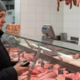 Gestul neașteptat al măcelarului față de o pensionară de 70 de ani care cumpăra zilnic 40 kg de carne