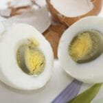 Care este motivul pentru care ouăle fierte au gălbenusul verde. Se mai pot consuma?