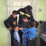 Un pompier și-a cedat casa moștenită de la bunici unei familii cu șapte copii care nu mai avea bani de chirie – VIDEO