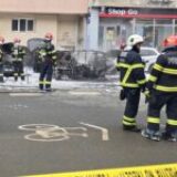 O femeie a ars de vie, blocată într-o mașină electrică în București. Un bărbat a reușit să se salveze, dar a fost rănit