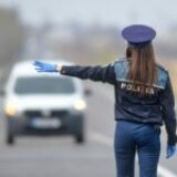 Polițistă anchetată după ce a fost surprinsă ștergând geamurile instituției. Femeia era ieșită pe fereastră, la etaj, fără echipament