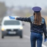 Polițistă anchetată după ce a fost surprinsă ștergând geamurile instituției. Femeia era ieșită pe fereastră, la etaj, fără echipament