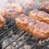 Rețeta secretă de la Cocoșatu! Cum să faci cei mai suculenți mici pentru grătarul de 1 mai