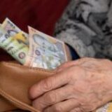 Ajutoare pentru pensionari în luna mai. Cine poate primi până la 1.000 de lei direct pe card