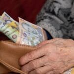 Ajutoare pentru pensionari în luna mai. Cine poate primi până la 1.000 de lei direct pe card