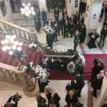 Primele imagini de la priveghiul lui Ioan Isaiu. Sute de oameni au venit să își ia adio de la actor