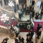 Primele imagini de la priveghiul lui Ioan Isaiu. Sute de oameni au venit să își ia adio de la actor