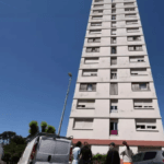 O mamă s-a aruncat de la etajul 13 împreună cu trei dintre copiii ei