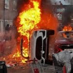 Familii de români, victime ale violențelor din Belfast! Locuințe vandalizate și oameni evacuați din case
