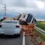 Tragedie pe centura Timișoarei. Un bărbat a murit după ce un TIR încărcat cu cărămidă s-a răsturnat peste o mașină