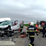 Accident grav în Neamț. Un microbuz, un autotren și o cisternă cu motorină s-au ciocnit