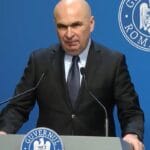 Românii care locuiesc în străinătate și primesc pensie din România trebuie să fie atenți la un termen important. Până la 30 septembrie 2026, aceștia trebuie să trimită la Casa de Pensii certificatul de viață, document necesar pentru continuarea plății pensiei. Documentul trebuie transmis de două ori pe an, iar pentru a doua etapă din 2026 termenul-limită este 30 septembrie. Pensionarii nu trebuie să aștepte o notificare din partea autorităților, ci au obligația de a se asigura că certificatul ajunge la Casa de Pensii. Certificatul trebuie completat și semnat în fața unei autorități din țara în care locuiește pensionarul. Printre instituțiile care pot confirma documentul se numără primăriile, ambasadele, consulatele, notarii, avocații sau medicii de familie din străinătate. Cei care nu trimit documentul până la termenul stabilit riscă suspendarea plății pensiei începând din luna octombrie. Regula se aplică pensionarilor din străinătate care primesc pensie din România și nu au un reprezentant legal desemnat prin procură.