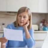 Cu cât se reduce vârsta de pensionare a femeilor care au crescut copii