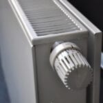 Cum să ai facturi mai mici la gaz în perioada rece. Trucuri care te vor ajuta să ai cald în casă cu 0 costuri