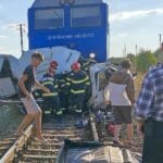 Trei adulți și un minor de 12 ani au murit loviți de tren, în Galați. Autoutilitara în care se aflau a fost distrusă complet