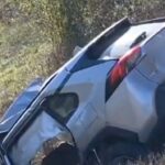 O femeie a murit prinsă între fiare, după ce mașina s-a răsturnat în șanț. Alte trei persoane au fost rănite în accidentul din Vaslui