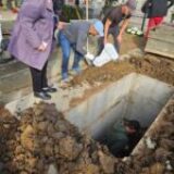 Șoc într-un cimitir din Satu Mare! O femeie a mers să aprindă o lumânare la mormântul bunicii, dar a descoperit că acesta fusese distrus